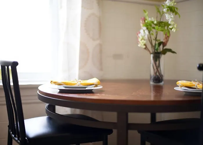 Holiday home Hostwise - Block To Agh - King Bed, Free Off Street Parking *