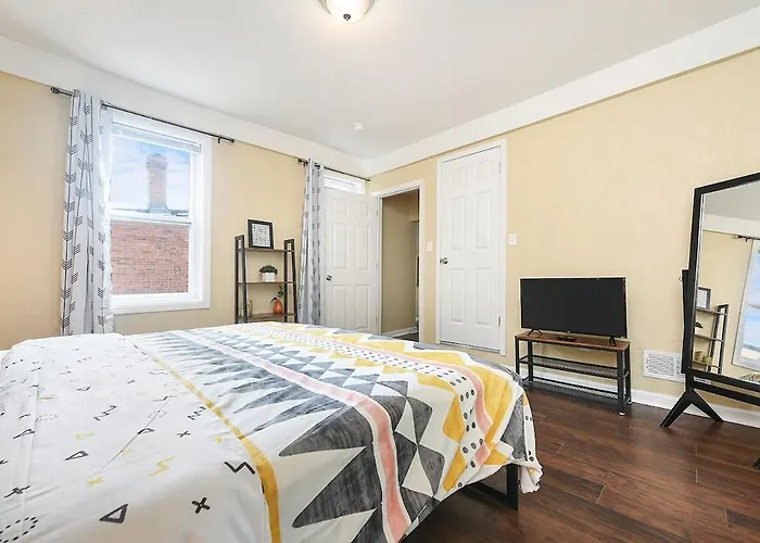 Hostwise - Block To Agh - King Bed, Free Off Street Parking *