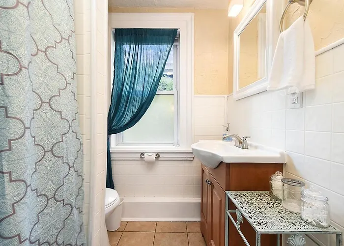 Holiday home Hostwise - Block To Agh - King Bed, Free Off Street Parking