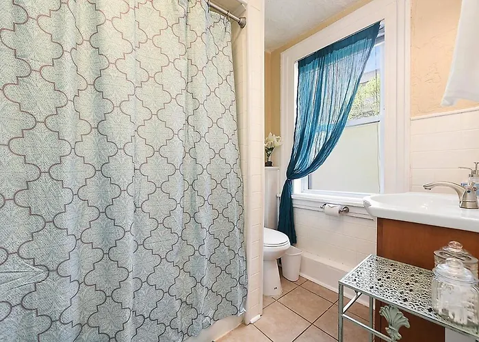 Hostwise - Block To Agh - King Bed, Free Off Street Parking Holiday home Pittsburgh
