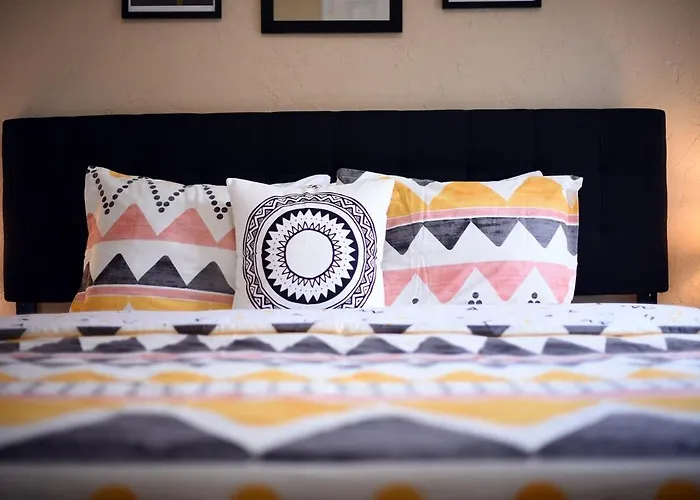 Hostwise - Block To Agh - King Bed, Free Off Street Parking Holiday home
