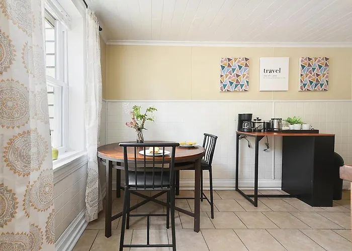 Hostwise - Block To Agh - King Bed, Free Off Street Parking Holiday home *