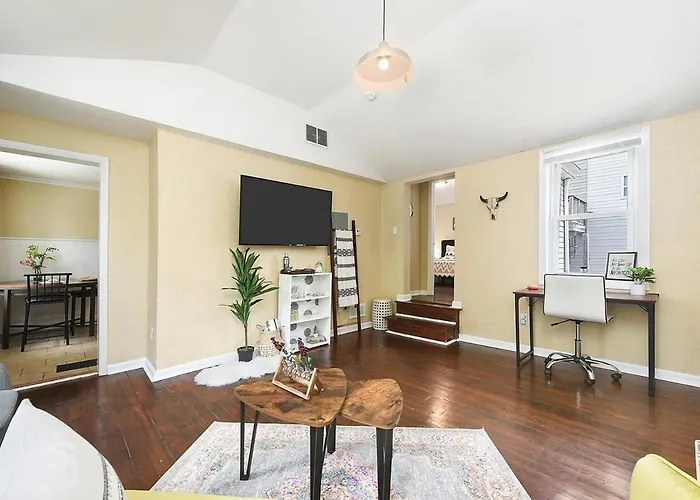 Hostwise - Block To Agh - King Bed, Free Off Street Parking Holiday home