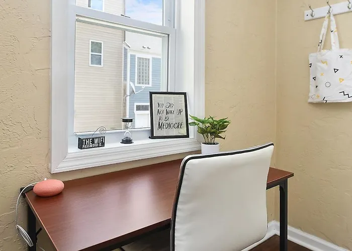Hostwise - Block To Agh - King Bed, Free Off Street Parking Holiday home